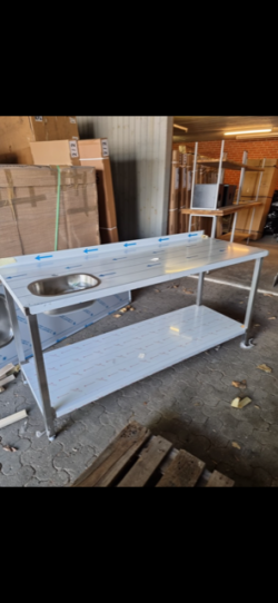 RESTSALG - Stålbord med vask og pladeunderhylde (OBS vaskmål 335x240) - 1900x700x900 mm