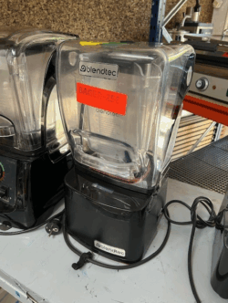 blender fra Blendtec, brugt - 14 dages garanti. Du kan tilkøbe 12 mdr. for 799 kr.