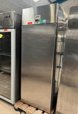 Zanussi køleskab fra 2021, brugt - 14 dages garanti. Du kan tilkøbe 12 mdr. for 799 kr.