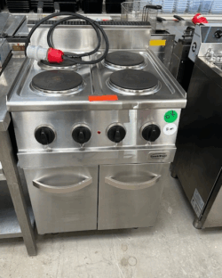 komfur med 4 zoner fra combisteel, brugt - 14 dages garanti. Du kan tilkøbe 12 mdr. for 799 kr.