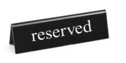Reserveret skilt i sort plast (reserved), Hendi