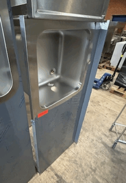 stålbord med vask i venstre side måler 1600x700x850, demo- 14 dages garanti. Du kan tilkøbe 12 mdr. for 799 kr.