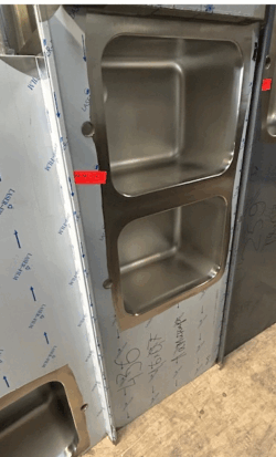 stålbord med 2 vaske i højre side og pladeunderhylde, måler 1600x700x850 demo - 14 dages garanti. Du kan tilkøbe 12 mdr. for 799 kr.