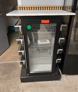 displaykøleskab fra Frenox med opbevaringsmulighed op siden, demomodel - 14 dages garanti. Du kan tilkøbe 12 mdr. for 799 kr.