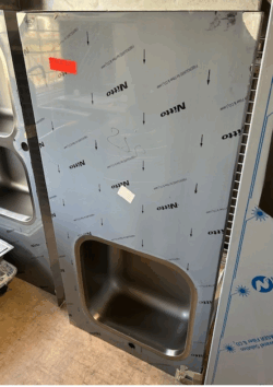 stålbord med vask med ribbet underhylde, 1400x700x850, demo- 14 dages garanti. Du kan tilkøbe 12 mdr. for 799 kr.