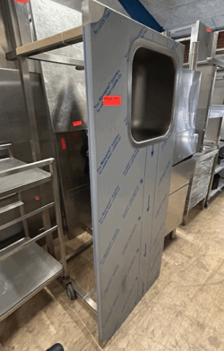 stålbord md vask i højre side 1700x700x850, demomodel- 14 dages garanti. Du kan tilkøbe 12 mdr. for 799 kr.