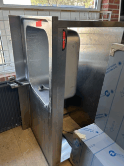 stålbord med vask i højre side, måler 1400x700x850, brugt - 14 dages garanti. Du kan tilkøbe 12 mdr. for 799 kr.