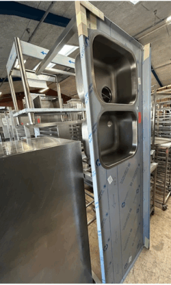 stålbord med 2 vaske i venstre side, på åbent understel, måler 2200x700x850, demomodel - 14 dages garanti. Du kan tilkøbe 12 mdr. for 799 kr.