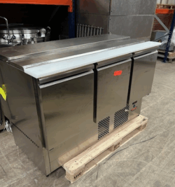 saladette med 3 låger og kompressor i bunden, demomodel - 14 dages garanti. Du kan tilkøbe 12 mdr. for 799 kr.