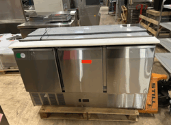 Saladette med 3 låger fra Coolhead, demomodel - 14 dages garanti. Du kan tilkøbe 12 mdr. for 799 kr.