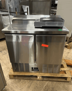 Basic saladette med kompressor i bunden og to låger, brugt - 14 dages garanti. Du kan tilkøbe 12 mdr. for 799 kr.