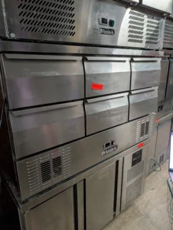 Kølebord med 6 skuffer fra Amitek Brugt - 14 dages garanti. Du kan tilkøbe 12 mdr. for 799 kr.