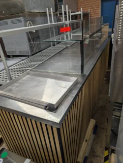 Disk / stålbord med akustikpanel og glasopsats brugt - 14 dages garanti. Du kan tilkøbe 12 mdr. for 799 kr.