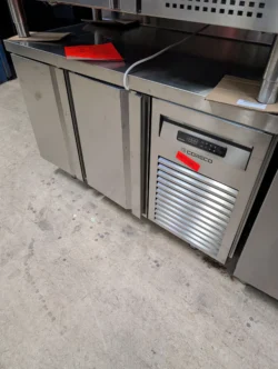 Kølebord fra Coreco med 2 låger udstillingsmodel - 14 dages garanti. Du kan tilkøbe 12 mdr. for 799 kr.