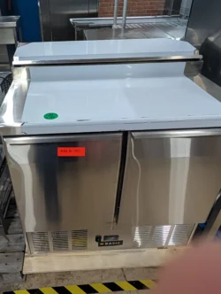 Saladette med 2 låger BASIC demomodel - 14 dages garanti. Du kan tilkøbe 12 mdr. for 799 kr.