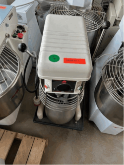 bjørn røremaskine kun piskeris medfølger, brugt -14 dages garanti. Du kan tilkøbe 12 mdr. for 799 kr.