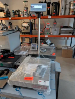 Vægt med stor vejeflade og display - 14 dages garanti. Du kan tilkøbe 12 mdr. for 799 kr.