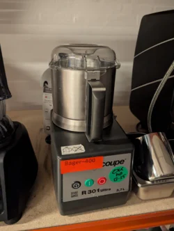 Grøntsnitter og blender fra Robot coupe R301 brugt - 14 dages garanti. Du kan tilkøbe 12 mdr. for 799 kr.