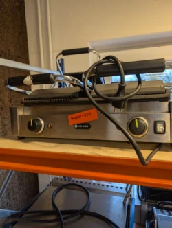 Klemgrill fra Hendi dobbelt brugt - 14 dages garanti. Du kan tilkøbe 12 mdr. for 799 kr.