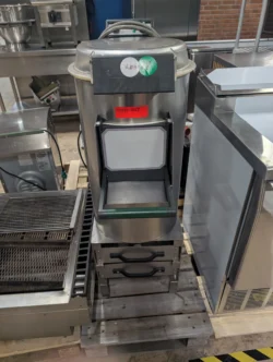 Kartoffelskræller på stel Fimar brugt - 14 dages garanti. Du kan tilkøbe 12 mdr. for 799 kr.