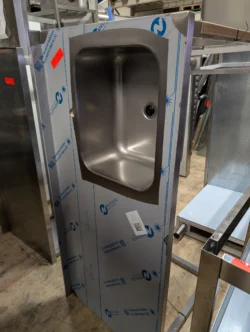 Stålbord med vask i højre side udstillingmodel 160/70 - 14 dages garanti. Du kan tilkøbe 12 mdr. for 799 kr.