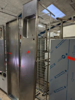 Stålbord med vask i venstre side og ristehylde 271x50 cm- 14 dages garanti. Du kan tilkøbe 12 mdr. for 799 kr.