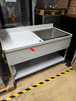 Stålbord med vask i højre side udstillingmodel 160/70 - 14 dages garanti. Du kan tilkøbe 12 mdr. for 799 kr.