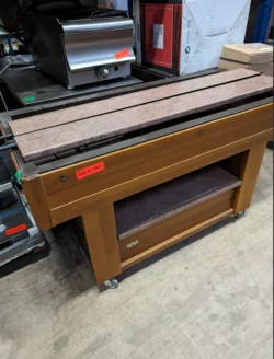 Salatbar i træ sælges uden top brugt