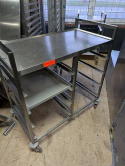 Vogn til opvaskebakker brugt - 14 dages garanti. Du kan tilkøbe 12 mdr. for 799 kr.