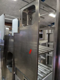 Stålbord med indhak og vask samt plads til bakker 160x90- 14 dages garanti. Du kan tilkøbe 12 mdr. for 799 kr.