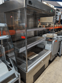 Kølereol fra Infrigo sælges med glasskade i venstre sideglas brugt