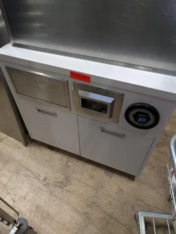 Affaldsstation med kopholder og servietholder 90x60 brugt- 14 dages garanti. Du kan tilkøbe 12 mdr. for 799 kr.