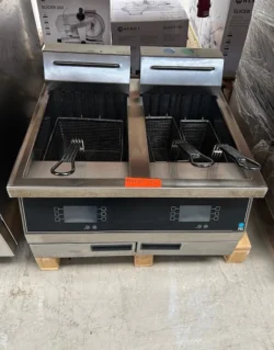 friture fra FKI med to kar og digitalt display, brugt - 14 dages garanti. Du kan tilkøbe 12 mdr. for 799 kr.