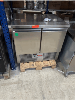 Kølebord med to låger og kompressor i bunden fra tecnodom, brugt