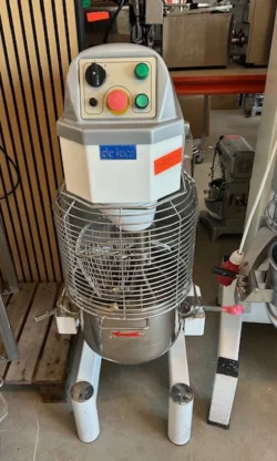 de luca røremaskine, brugt - 14 dages garanti. Du kan tilkøbe 12 mdr. for 799 kr.