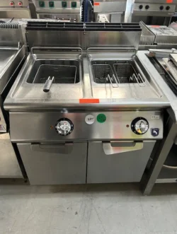 Friture fra Virtus med to kar gulvmodel, brugt - 14 dages garanti. Du kan tilkøbe 12 mdr. for 799 kr.