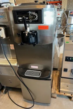 Taylor vandkølet softicemaskine, brugt - 14 dages garanti. Du kan tilkøbe 12 mdr. for 799 kr.