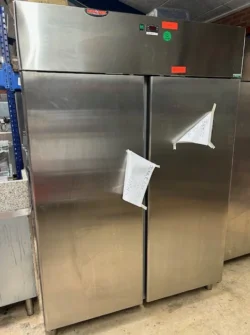 dobbelt køleskab fra Tecnodom, brugt - 14 dages garanti. Du kan tilkøbe 12 mdr. for 799 kr.