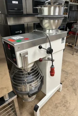 Bjørn røremaskine 30 liter inkl reduktionskit med 15 liter skål og værktøj, brugt- 14 dages garanti. Du kan tilkøbe 12 mdr. for 799 kr.