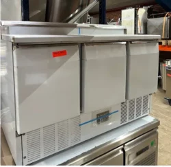 Basic saladette med 3 låger og opsats, demomodel - 14 dages garanti. Du kan tilkøbe 12 mdr. for 799 kr.