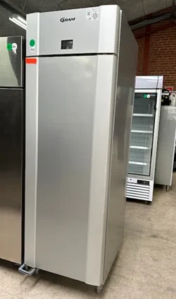 køleskab fra Gram med fodpedal, brugt - 14 dages garanti. Du kan tilkøbe 12 mdr. for 799 kr.