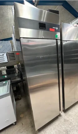 køleskab fra Fagor model AUP-11g fra 2024, brugt - 14 dages garanti. Du kan tilkøbe 12 mdr. for 799 kr.