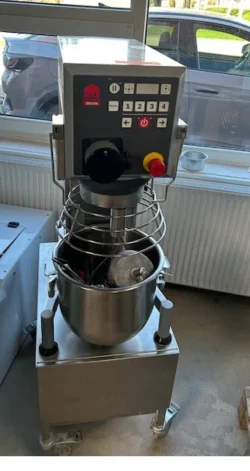 Bjørn røremaskine model RN20, brugt - 14 dages garanti. Du kan tilkøbe 12 mdr. for 799 kr.