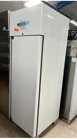 køleskab fra Basic 400 liter, demomodel - 14 dages garanti. Du kan tilkøbe 12 mdr. for 799 kr.