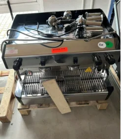 espressomaskine fra Empero med to grupper, demomodel