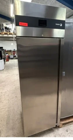 køleskab fra Fagor model AUP-11g fra 2025, brugt - 14 dages garanti. Du kan tilkøbe 12 mdr. for 799 kr.