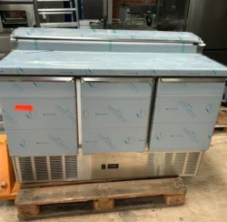 Saladette fra Coolhead med 3 låger, demomodel - 14 dages garanti. Du kan tilkøbe 12 mdr. for 799 kr.