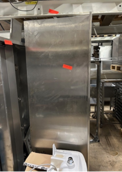 stålbord med side og bagbeklædning måler 1450x700x850, brugt - 14 dages garanti. Du kan tilkøbe 12 mdr. for 799 kr.