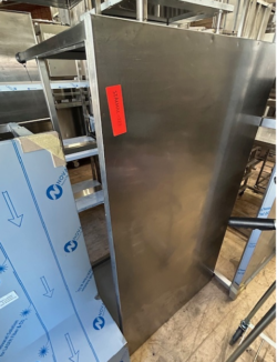 stålbord med side og bagbeklædning måler 1450x700x850, brugt - 14 dages garanti. Du kan tilkøbe 12 mdr. for 799 kr.
