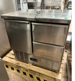 kølebord med 1 låge og 2 skuffer fra Coolhead, brugt - 14 dages garanti. Du kan tilkøbe 12 mdr. for 799 kr.